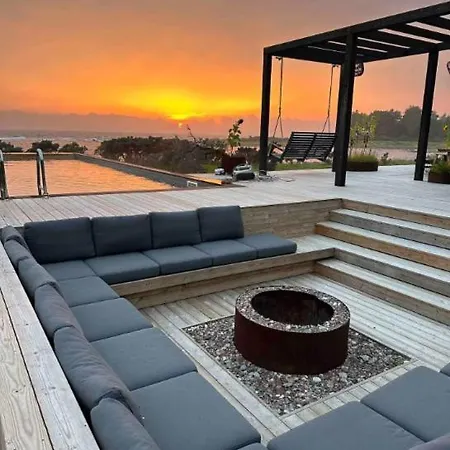 Unique Seafront With Pool Apartment *