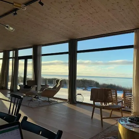 Unique Seafront With Pool アパート
